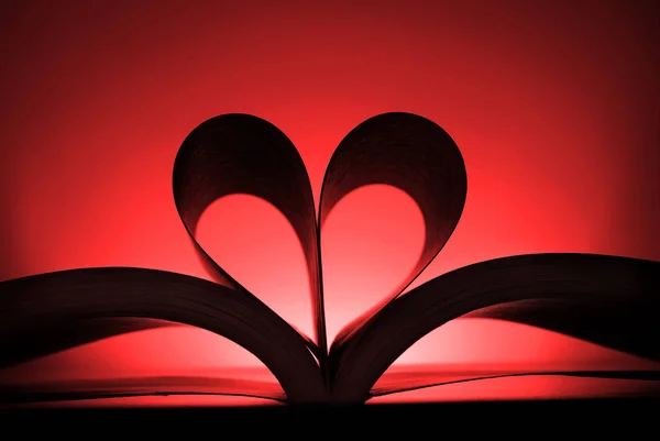 Libro Con Páginas Convertidas Forma Amor Del Corazón Para Leer — Foto de Stock