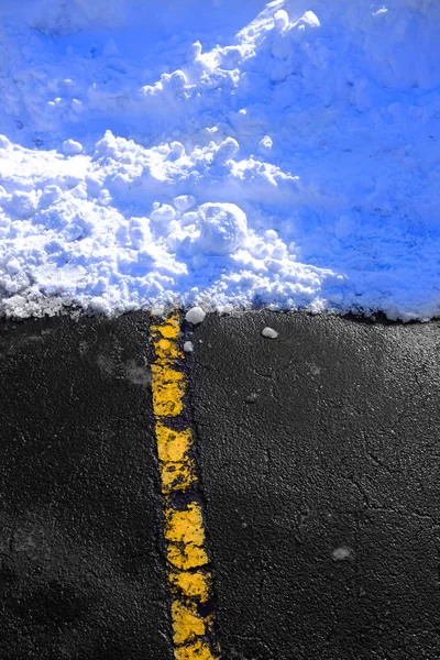 Camino Invierno Con Línea Amarilla Que Conduce Nieve Hielo Camino — Foto de Stock