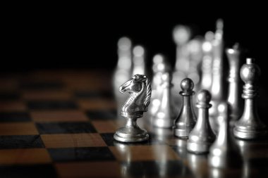 Satranç tahtasında oyunlar ve strateji şövalyesi oyunları için parçalar var.