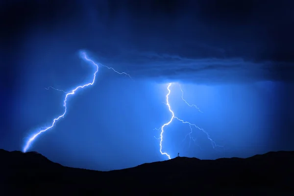 Rayos Brillantes Montaña Con Torre Radio Para Energía Las Comunicaciones —  Fotos de Stock