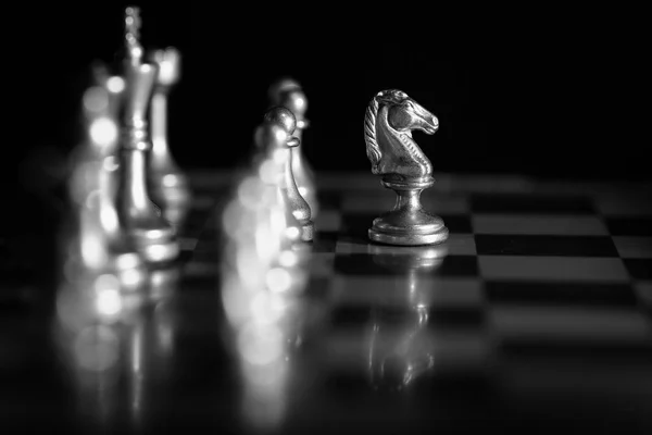 Peças no tabuleiro de xadrez para jogar jogo e estratégia — Fotografia de Stock