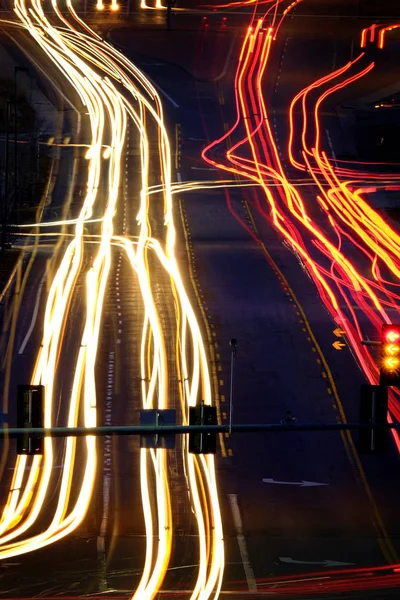 Οδήγηση στον αυτοκινητόδρομο ράβδωση δρόμο σκούρα φώτα κυκλοφορίας νύχτα — Φωτογραφία Αρχείου
