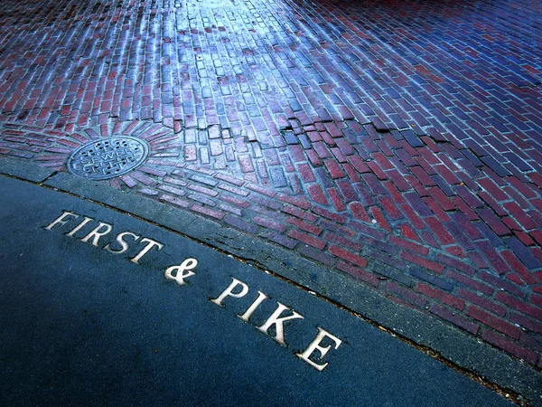 İlk ve Pike Street Seattle Washington köşe işareti tuğla — Stok fotoğraf