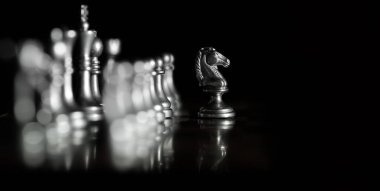 Oyun ve strateji oynamak için satranç tahtasındaki parçalar