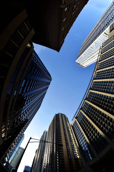 Hochhäuser in einer Großstadt mit blauem Himmel — Stockfoto