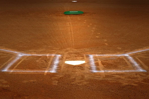 棒球 Homeplate 面糊盒粉笔线棕色粘土污垢 — 图库照片