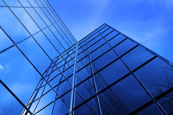 Edificio de Negocios Highrise Ventanas Espejadas con Cielo y Nubes — Foto de Stock