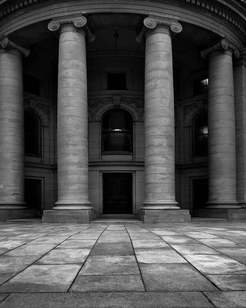 Colunas sobre edifício antigo Banco Tribunal Arquitetura — Fotografia de Stock