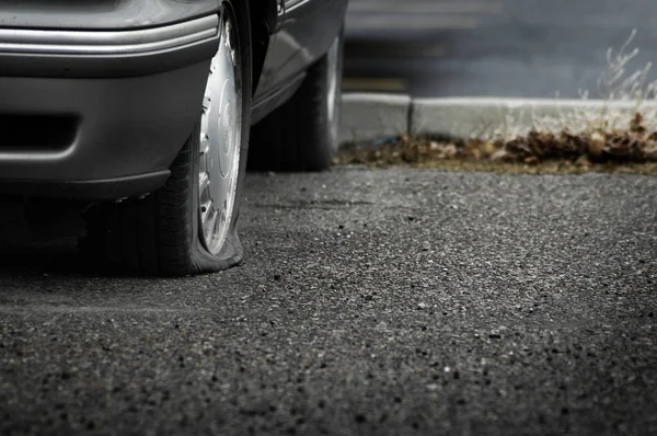 Ploché pneumatiky na auto silniční nebezpečí cestování doprava — Stock fotografie