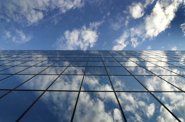 푸른 하늘과 구름의 사업 반영을 위한 유리 건물 — 스톡 사진