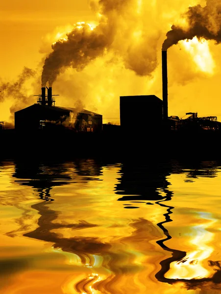 污染空气质量工厂冒烟向大气环境抽水 — 图库照片