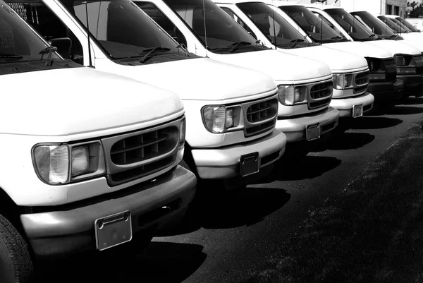 Fila de furgonetas blancas entregan transporte de camiones de carga y entregan —  Fotos de Stock