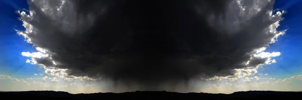 Symmetrisches Gewitter über dem Berghorizont blauer Himmel — Stockfoto