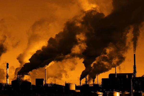 Contaminación calidad del aire fábrica humo bombeo en atmósfera ambiente ambiente —  Fotos de Stock