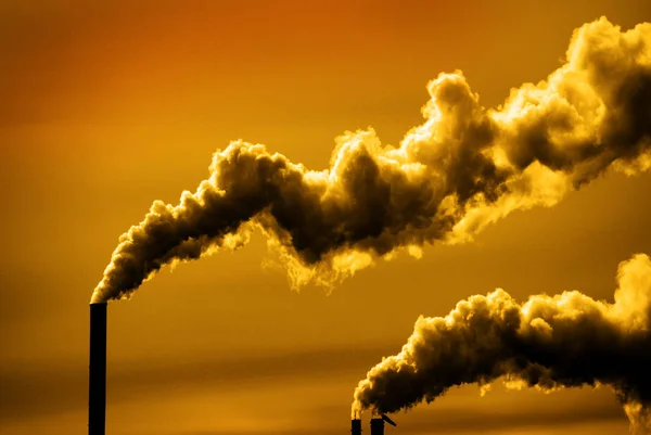 Загрязнение и дым из труб завода или электростанции — стоковое фото