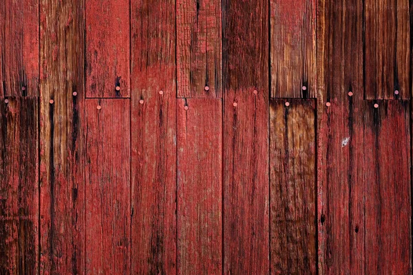 Alte Scheune im Feld im Spätherbst braunes Gras rot verwittert — Stockfoto