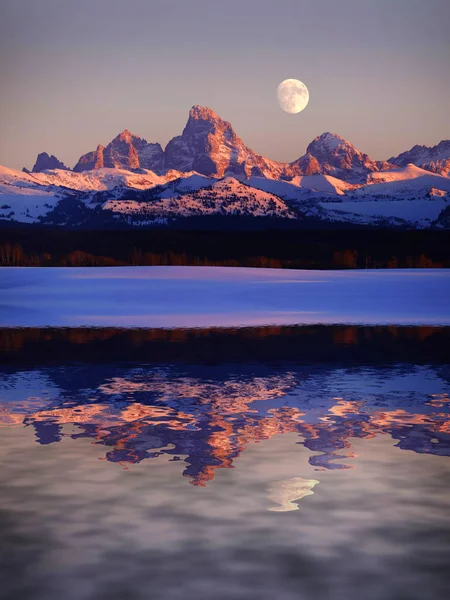 Luz do pôr-do-sol Alpen Glow em Tetons Teton Mountains wtih Moon Risi — Fotografia de Stock