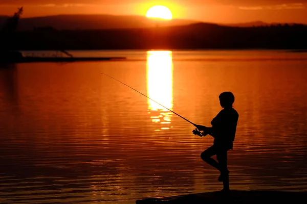 Criança Criança Pessoa Pesca em Lago ou Rio por do sol — Fotografia de Stock