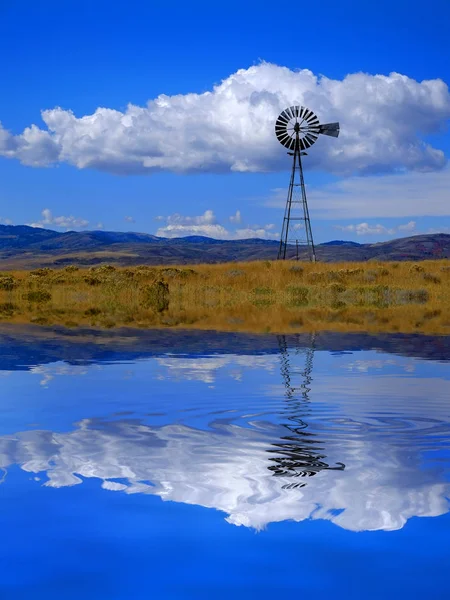 Moulin à vent à flanc de colline en Amérique rurale avec ciel et C — Photo