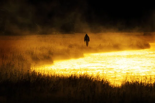 Adam Flyfishing Balıkçılık nehir silüeti altın güneş ışığı — Stok fotoğraf