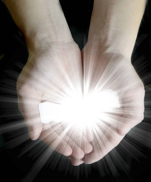 Hands Holding irradiante luce potenza speranza e felicità diffusione Op — Foto Stock