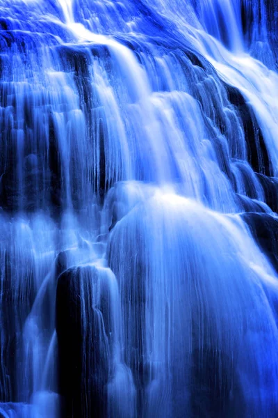 Cascata cascata d'acqua rotolamento giù rocce al fiume sotto Deli — Foto Stock