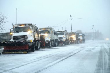 Fırtına için hazırlanıyor şiddetli Blizzard kar plows