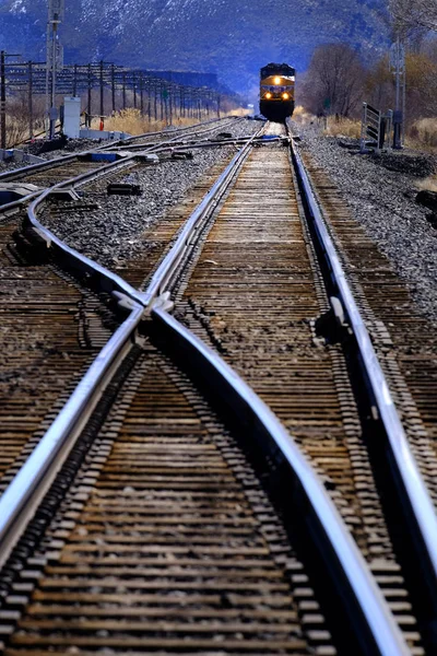 鉄道線路と機関車輸送列車 — ストック写真