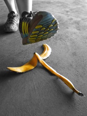 Detay kişi Banana Peel Stepping ve tehlikeli kayma