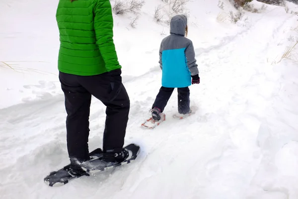 家庭雪鞋在冬天雪的孩子们有乐趣 — 图库照片