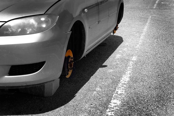 Old Car On Blocks with No Wheels Wreck Abandoned Vehicle — Stock Photo, Image