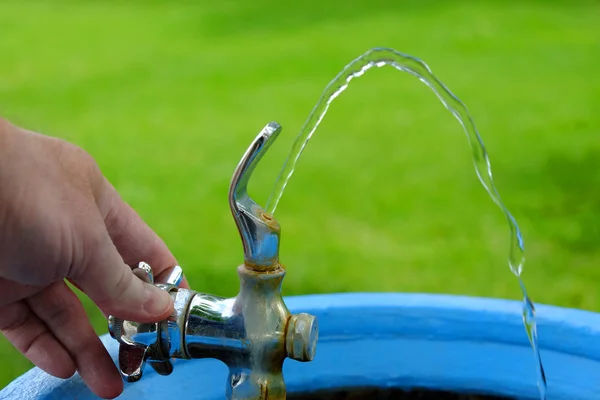 Fuente potable con agua que fluye para beber Válvula de giro manual — Foto de Stock