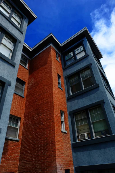 Apartment Building with Blue Sky Residential — Stock Photo, Image