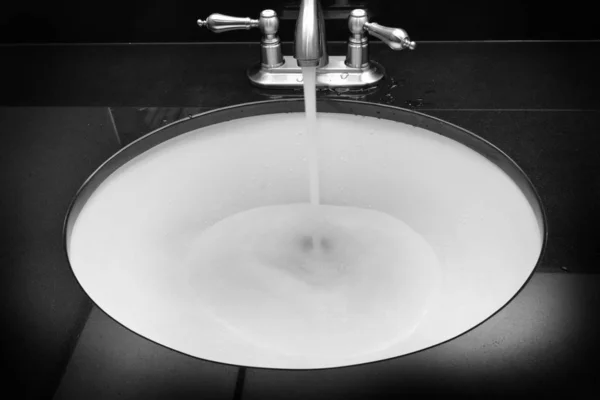 Νιπτήρας μπάνιου νερού που ρέει καθαρός σχεδιασμός — Φωτογραφία Αρχείου