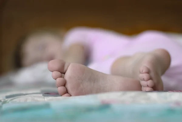 Dormire bambina con i piedi a fuoco sonnecchiare pisolino — Foto Stock