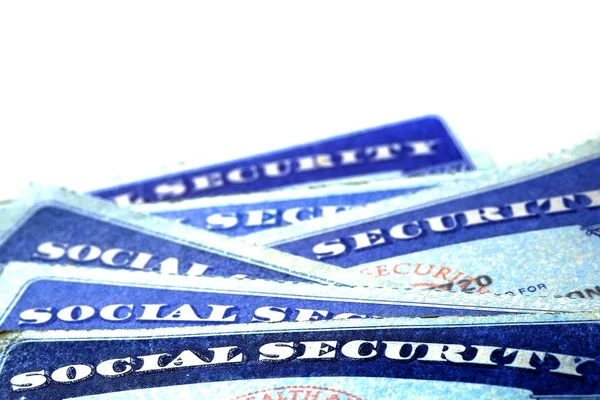 Social trygghet kort i en rad högen för pensionering — Stockfoto