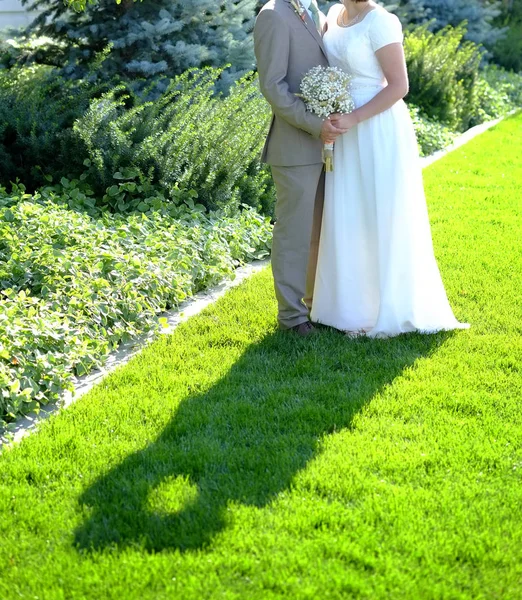 Brud och brudgum Kyssar på bröllopsdag äktenskap lycka — Stockfoto