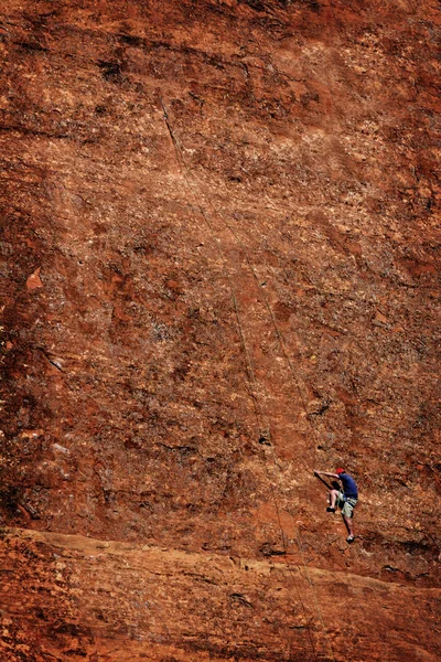 Rock klimmer toeristische klimmen zandsteen klif voor de eerste keer — Stockfoto