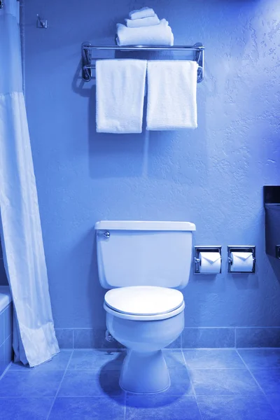 Badkamer toilet handdoeken moderne Hygene — Stockfoto