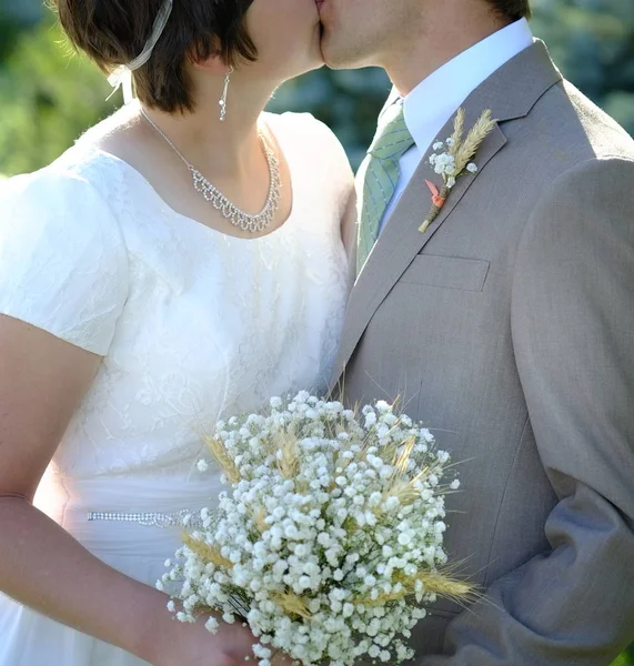 婚礼当天新娘和新郎婚姻幸福 — 图库照片