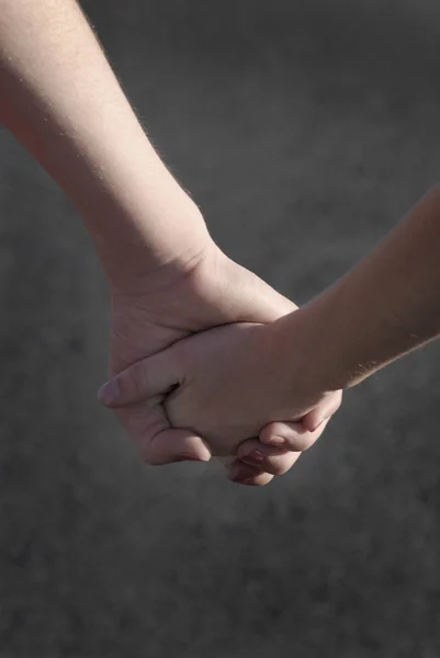 Rehberlik ve Sevgi için Holding Hands Aile — Stok fotoğraf