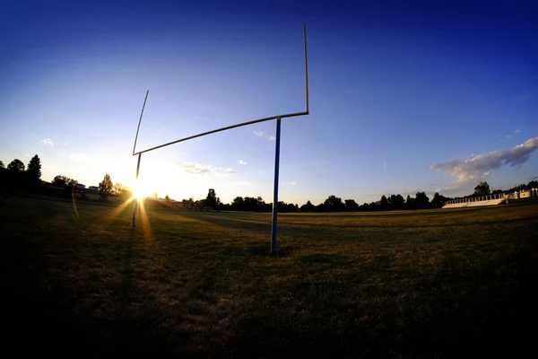 Voetbal Goal Posts doel posten bij zonsondergang hemel en Bleachers — Stockfoto