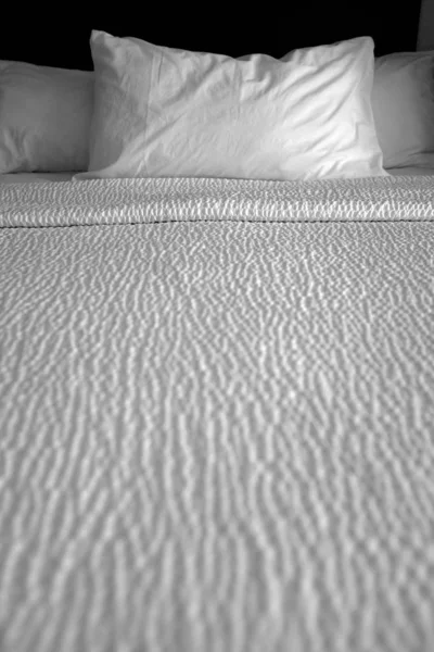 清洁床和枕头白色床单舒适睡眠 — 图库照片