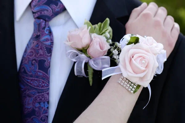 Tarih balo çiçekler resmi giyim corsage — Stok fotoğraf