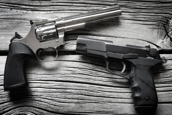 Pistolety pistoletów na Old Wood broni dla samoobrony — Zdjęcie stockowe