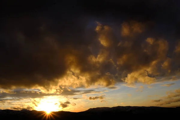 Sunset on Mountains Horizon Clouds Sunstar Sun star Glowing — Stock Photo, Image