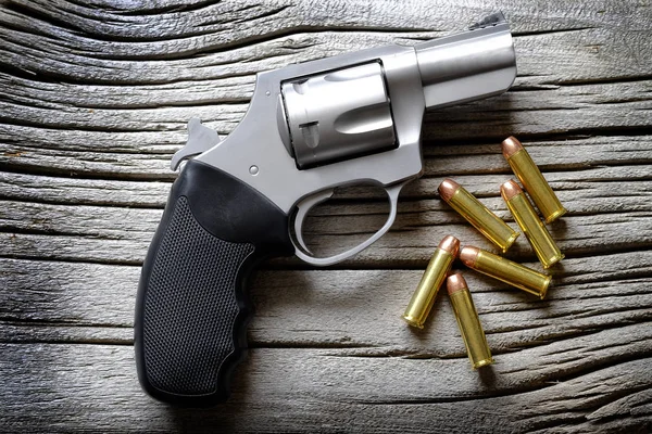 Kézifegyvert henger a golyók lőszer pisztoly Load betöltve — Stock Fotó
