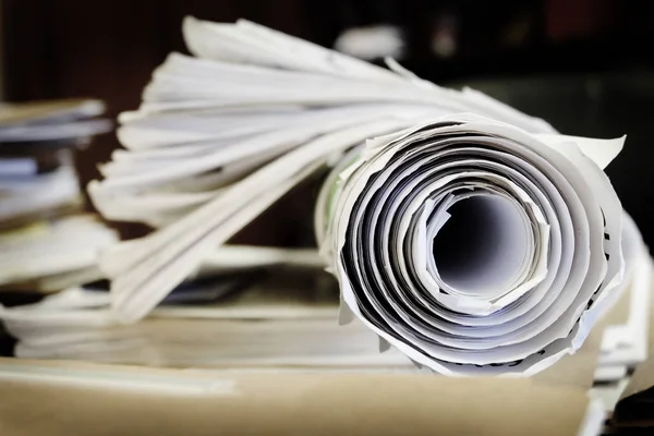 Rolo de papel sobre mesa rascunho de plantas — Fotografia de Stock