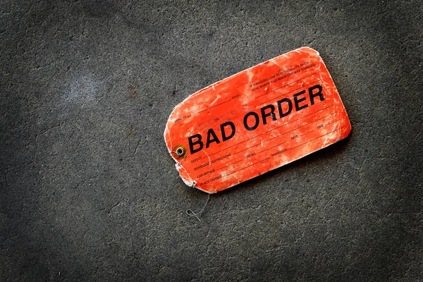 Toprakta Kötü Sipariş için Kırmızı Etiket İşaretleyici — Stok fotoğraf