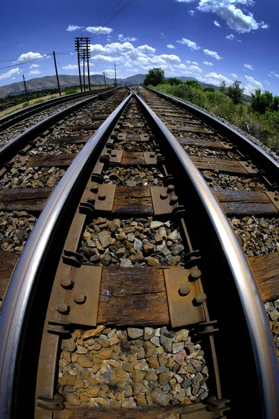 Eisenbahnschienen, die in den Horizont führen, schienen eiserne Transportati — Stockfoto